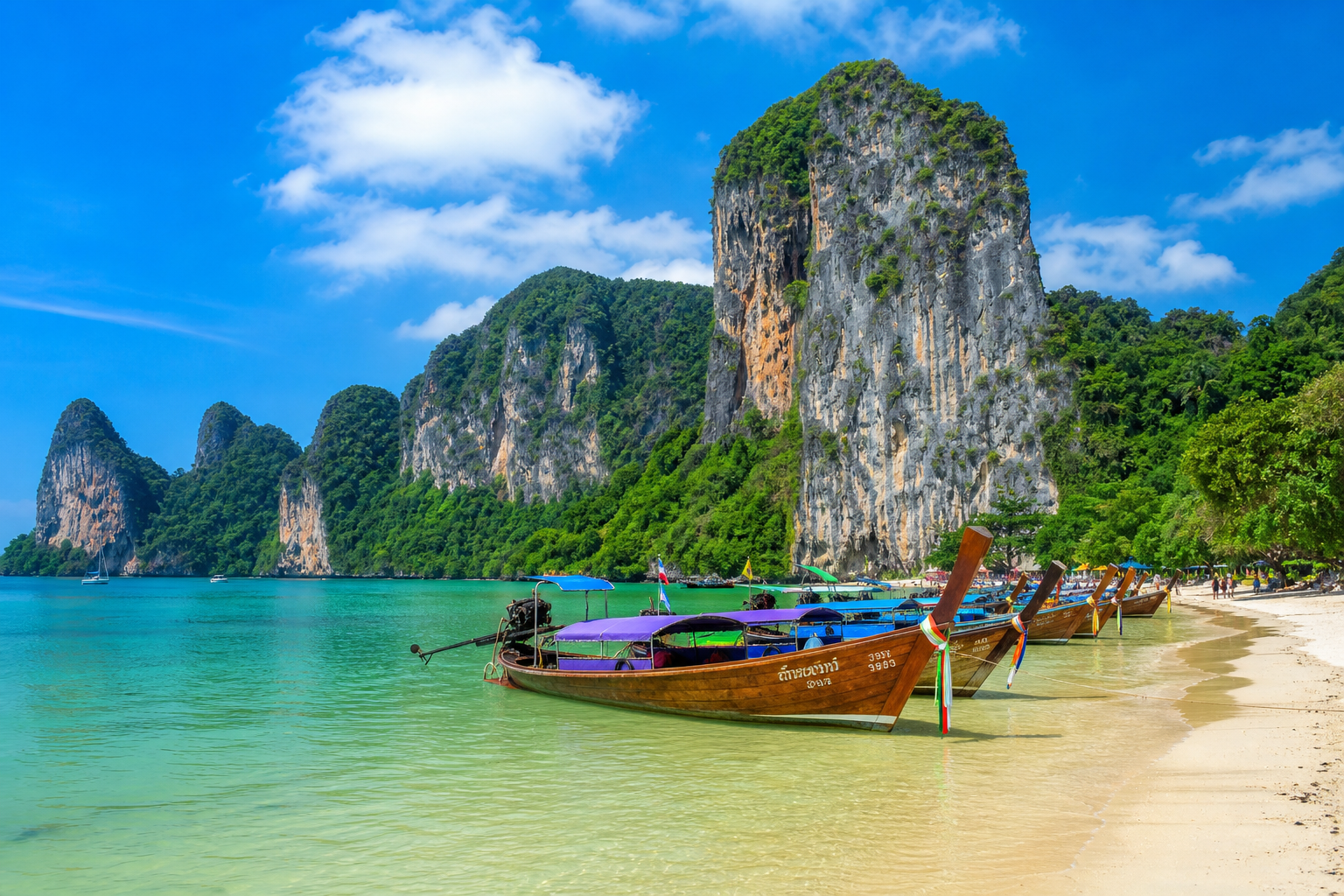 Railay-stranden med kalksteinsklipper og longtailbåter
